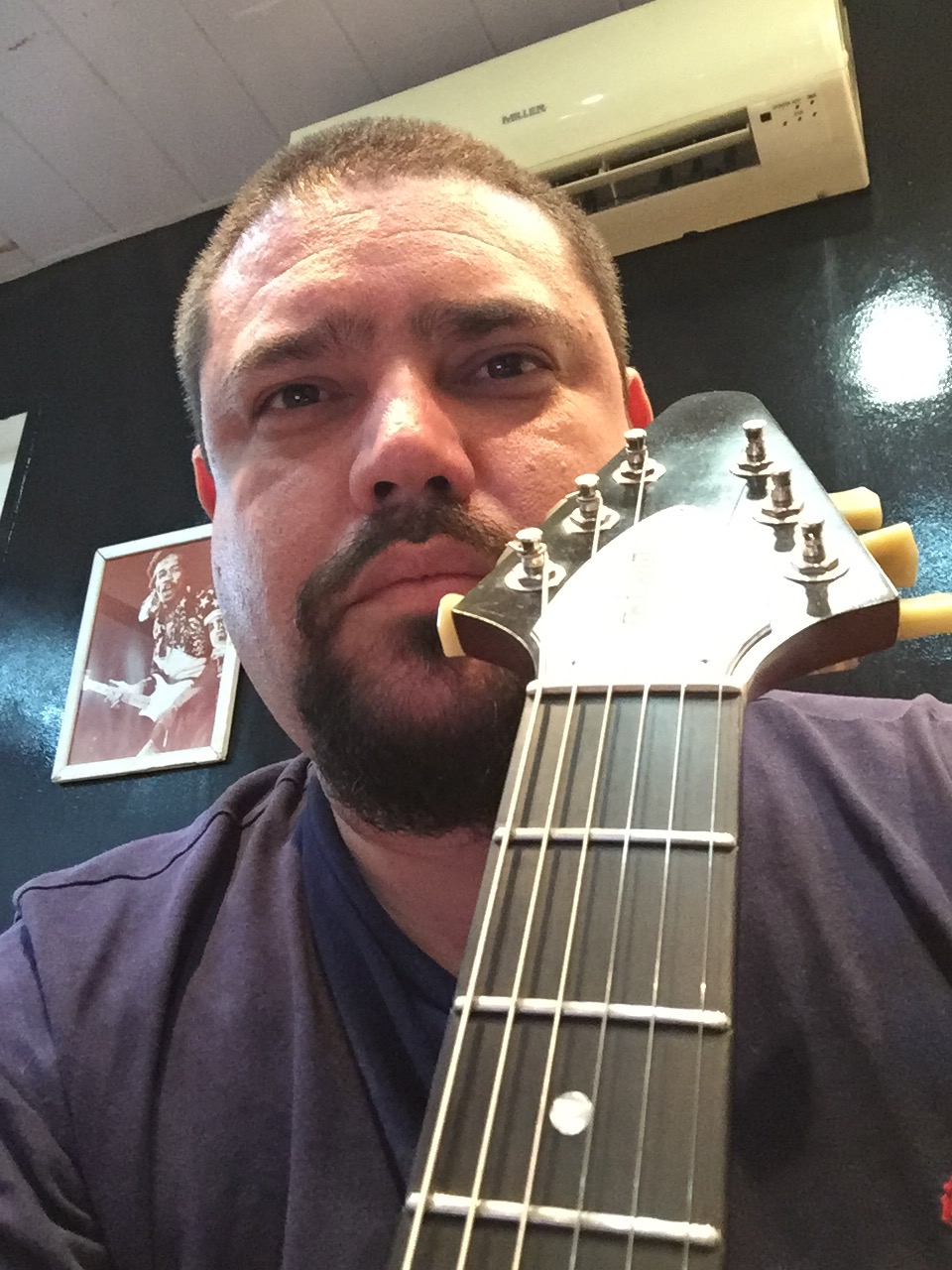 Detalhe de uma guitarra em trabalho de manutenção